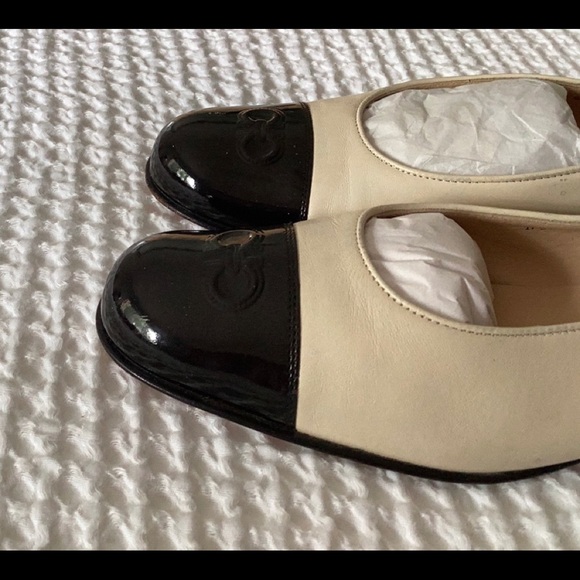 SALVATORE FERRAGAMO~9AA Spectator flat~ - Picture 6 of 13